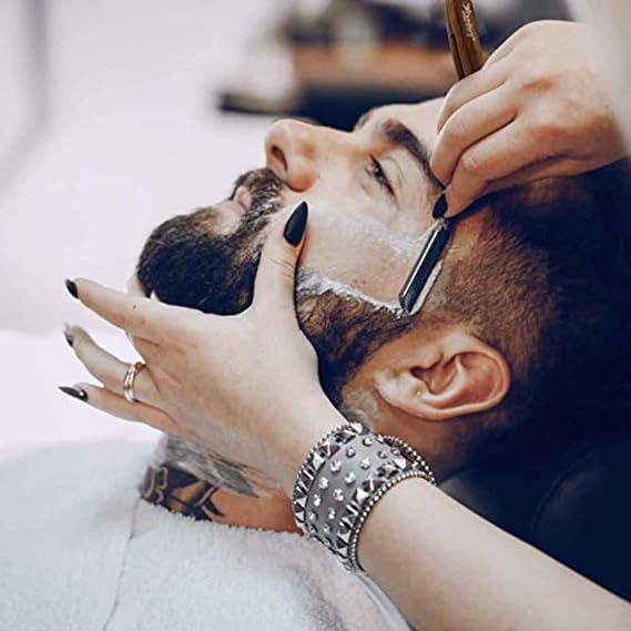 Navajas de Barbero, hombre en afeitado con navaja